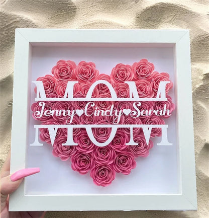 Cadre personnalisé pour maman en forme de coeur avec prénoms et fleurs